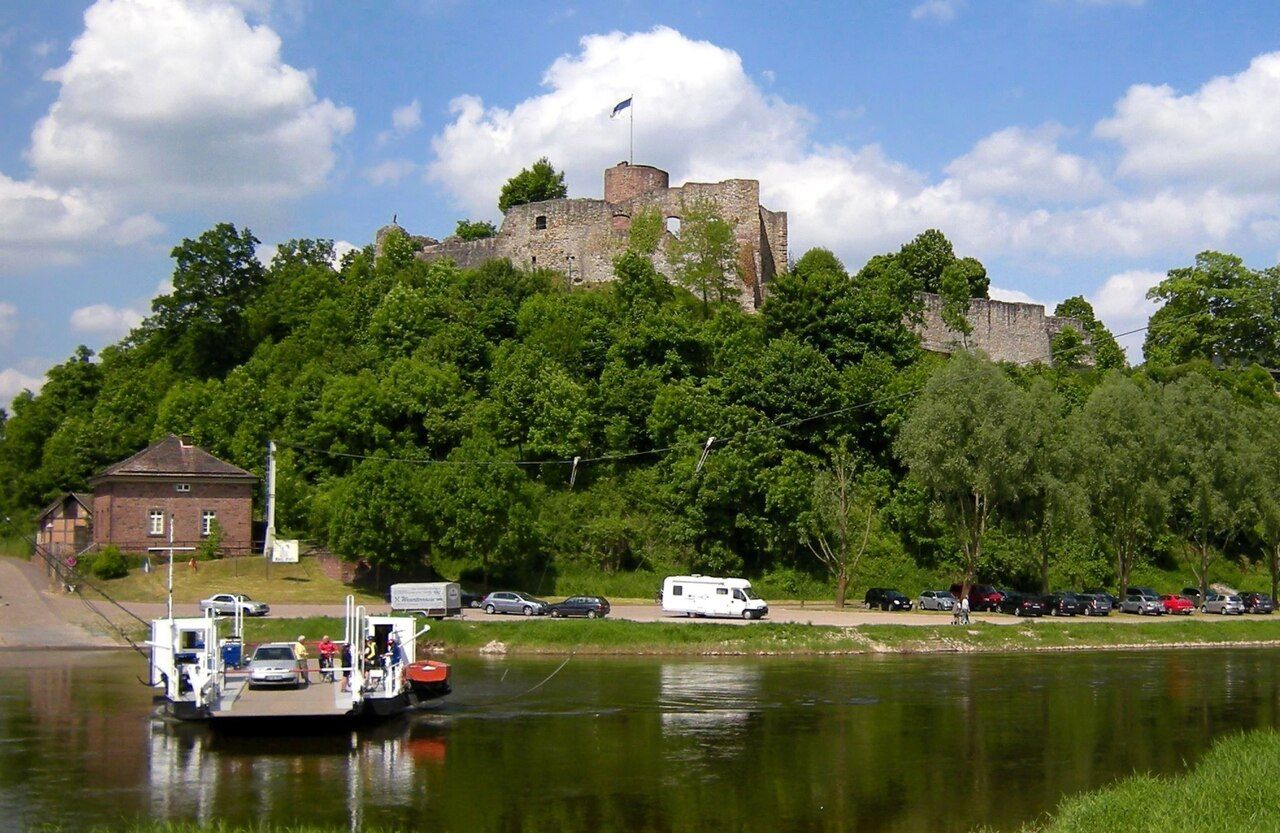 Burgruine Polle mit Weserfähre